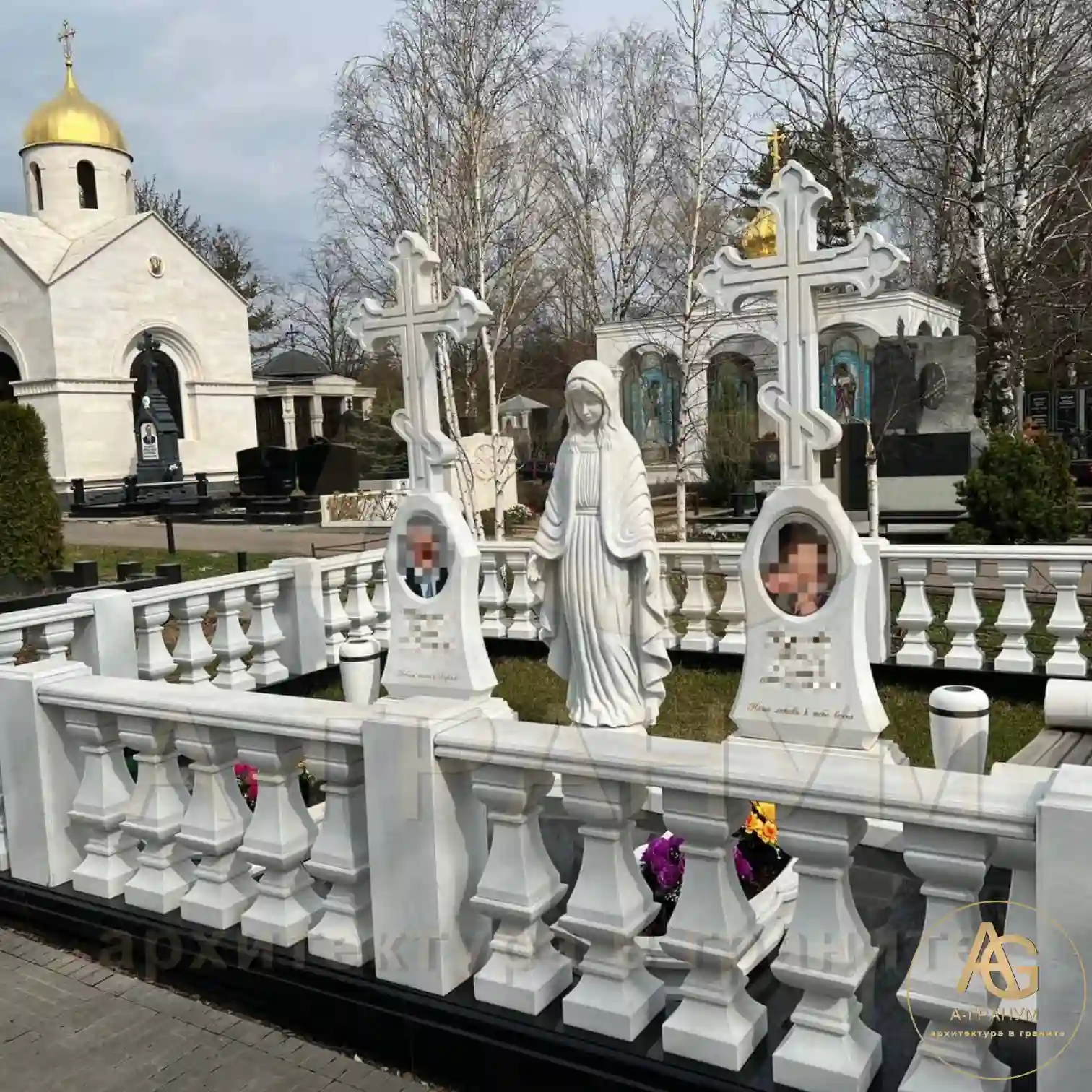Мемориальный комплекс из белого мрамора