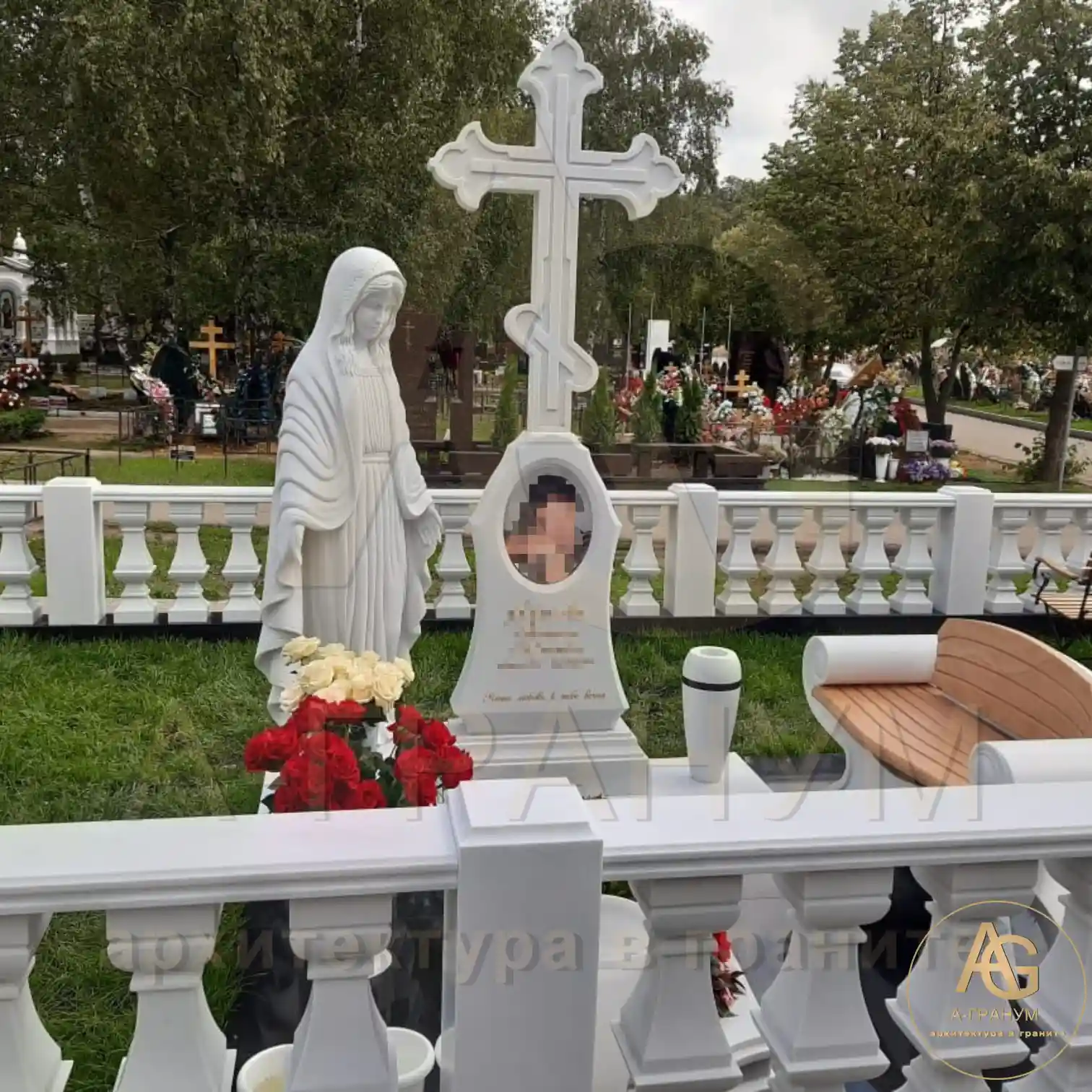 Мемориальный комплекс из белого мрамора