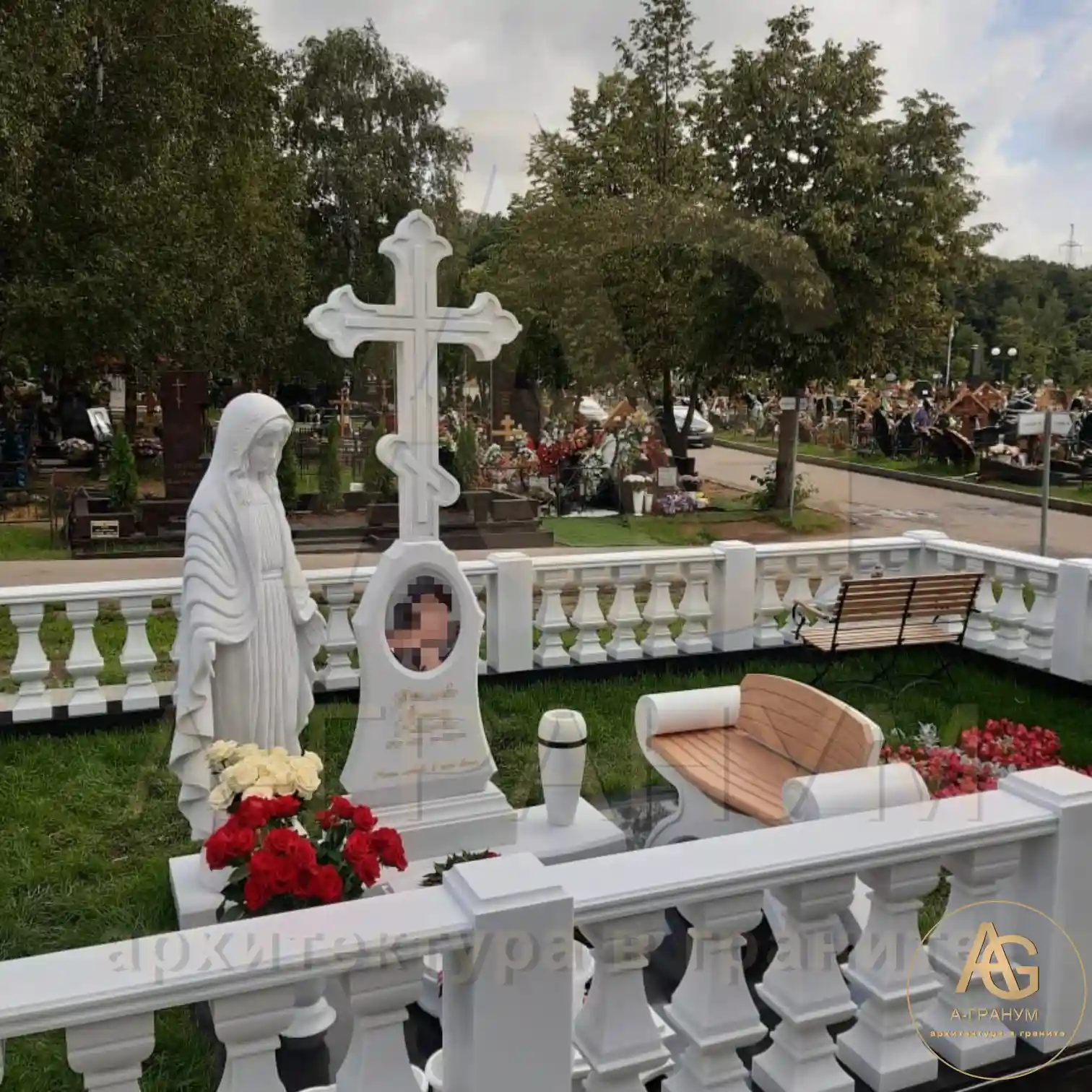 Мемориальный комплекс из белого мрамора
