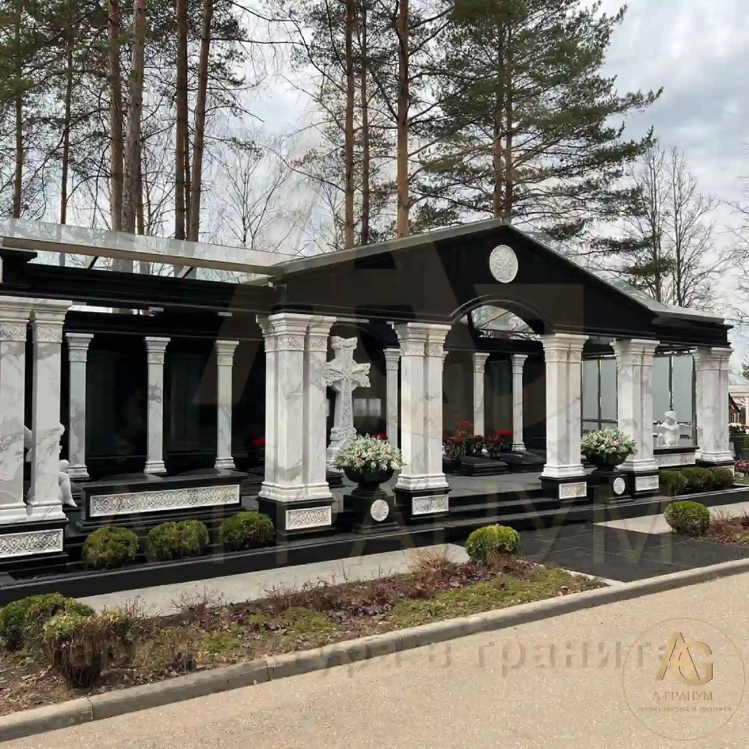 Мемориальный комплекс с белым крестом