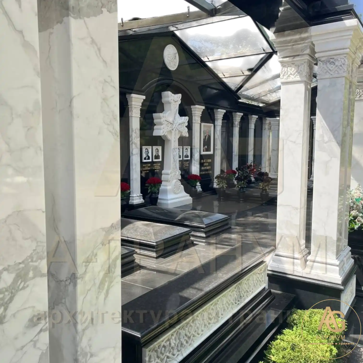 Мемориальный комплекс с белым крестом
