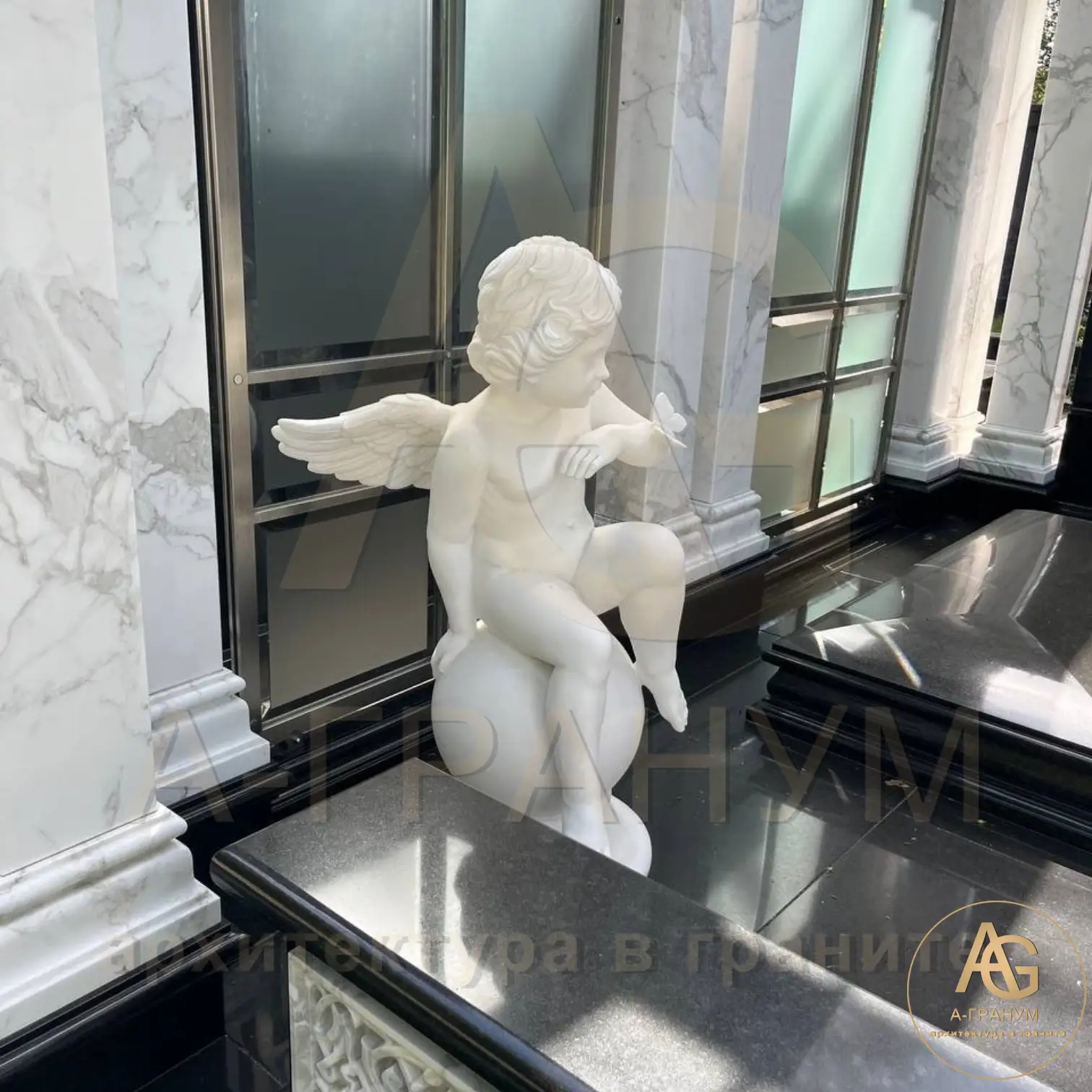 Мемориальный комплекс с белым крестом