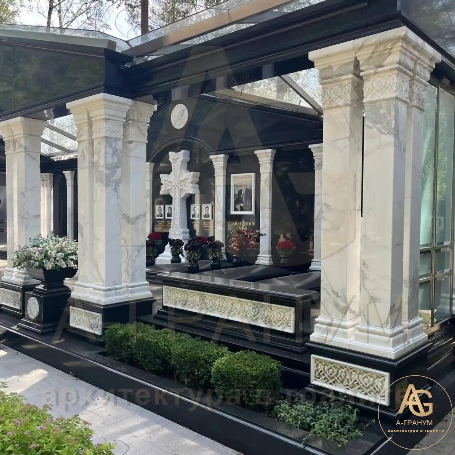 Мемориальный комплекс с белым крестом