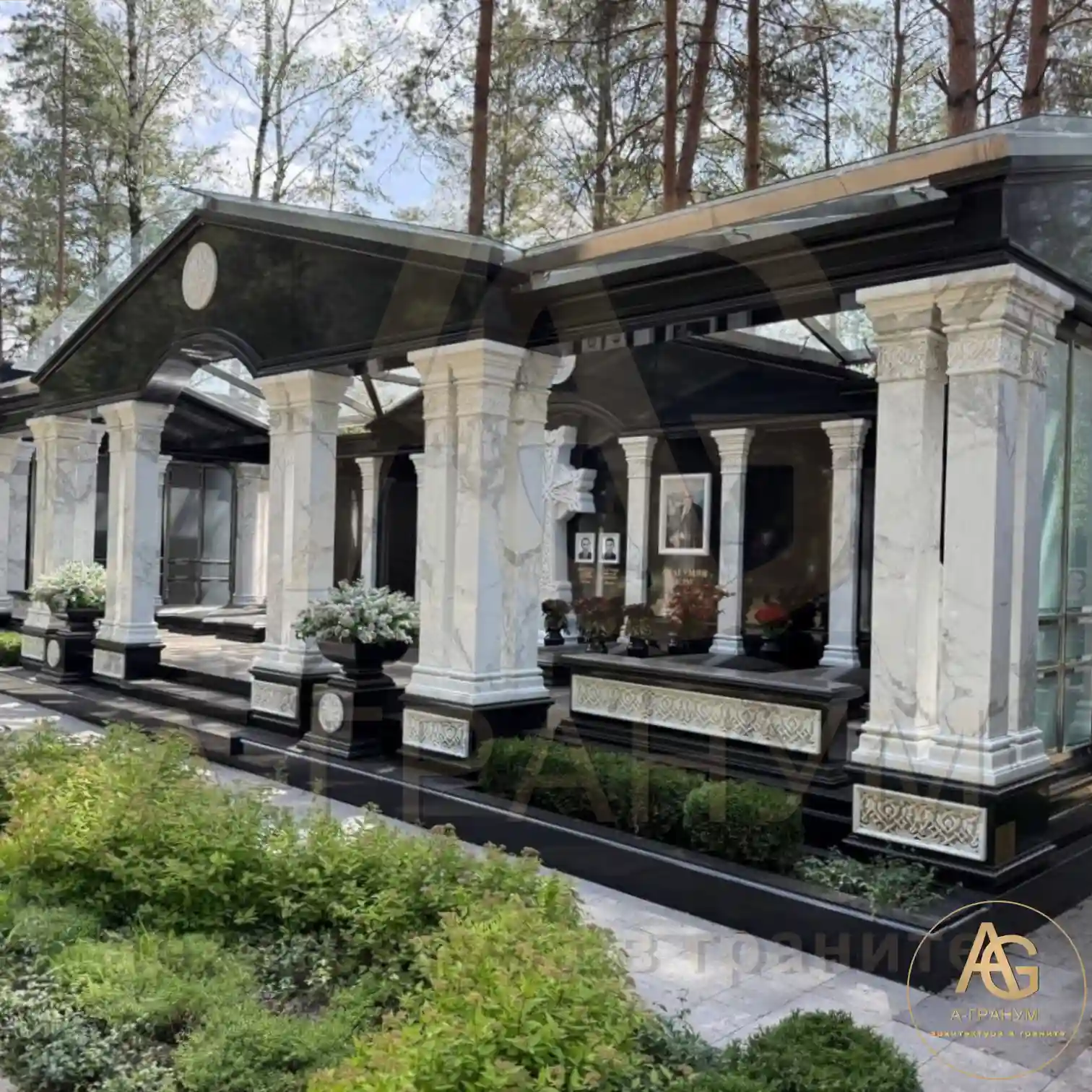 Мемориальный комплекс с белым крестом