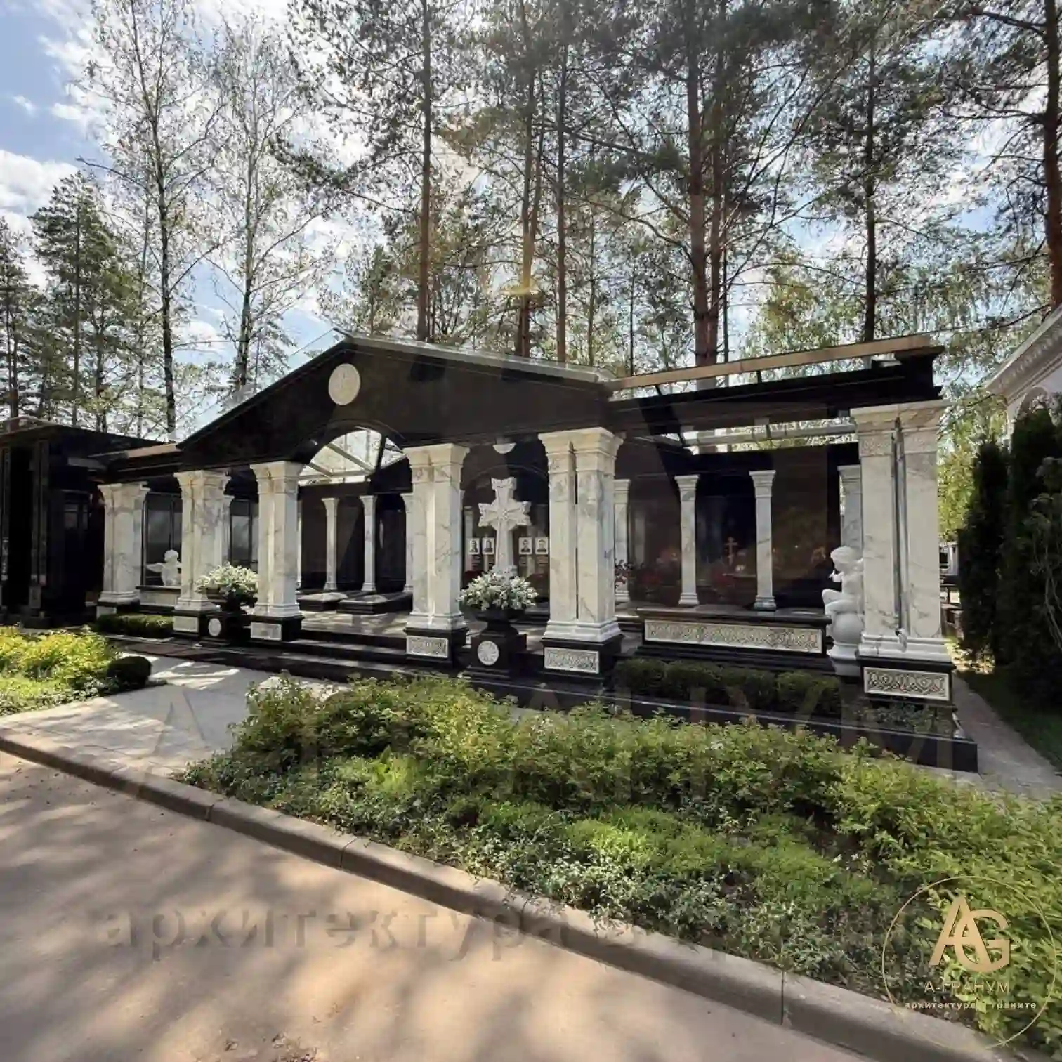 Мемориальный комплекс с белым крестом
