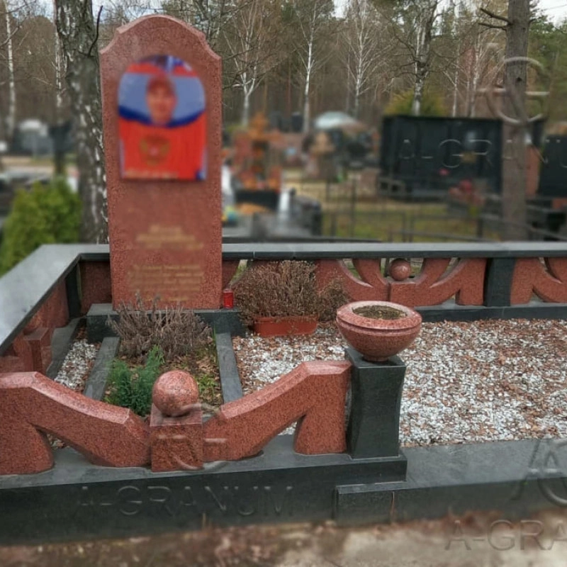 Памятник из красного гранита