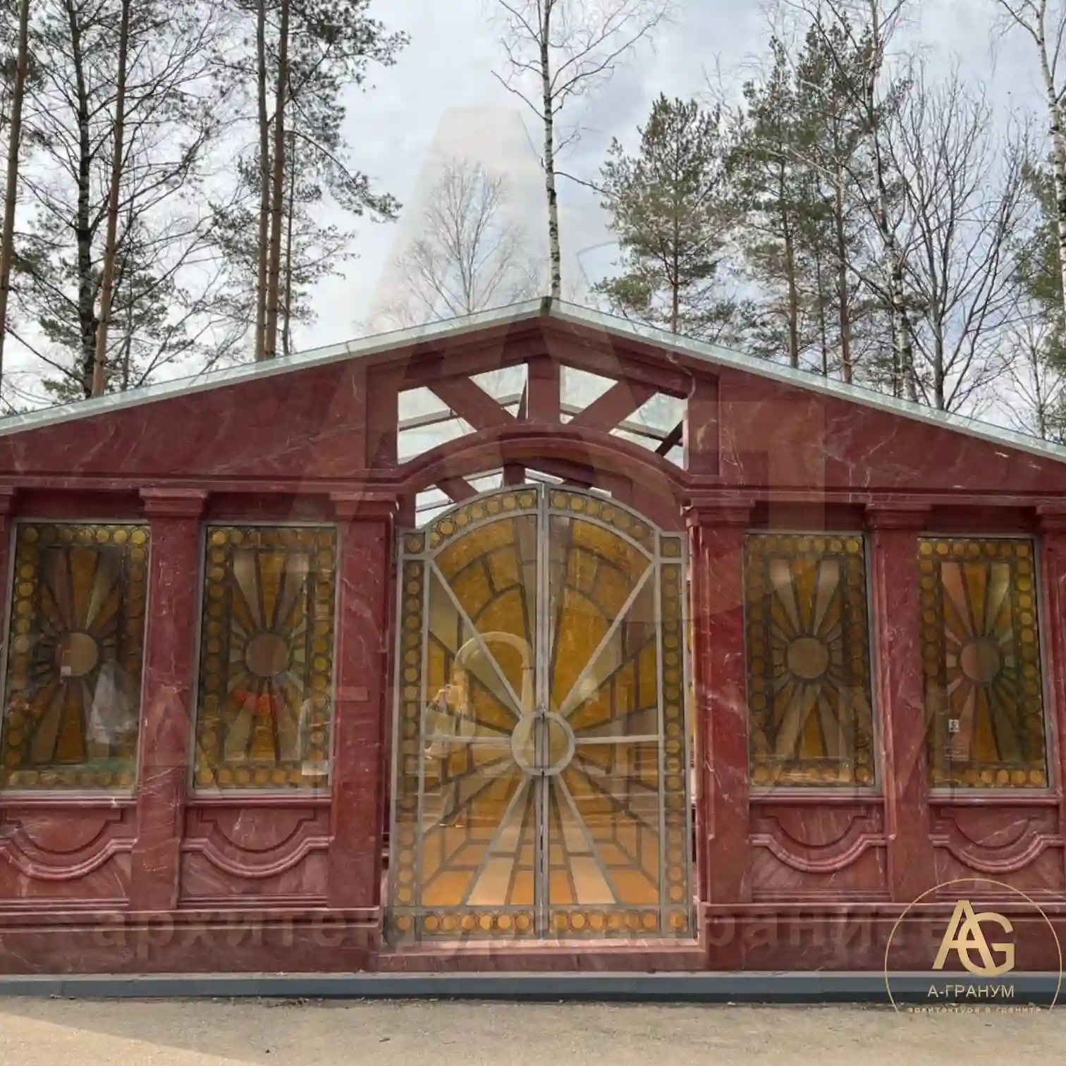 Семейно-родовой склеп из красного кварцита