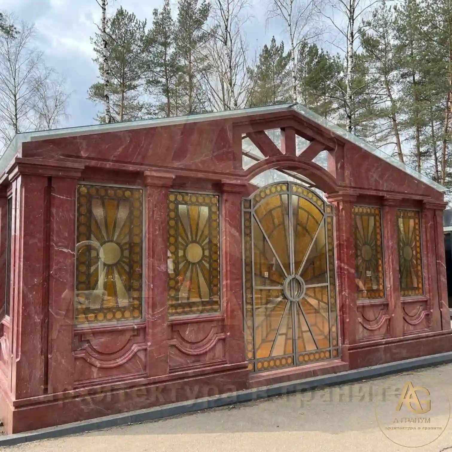 Семейно-родовой склеп из красного кварцита