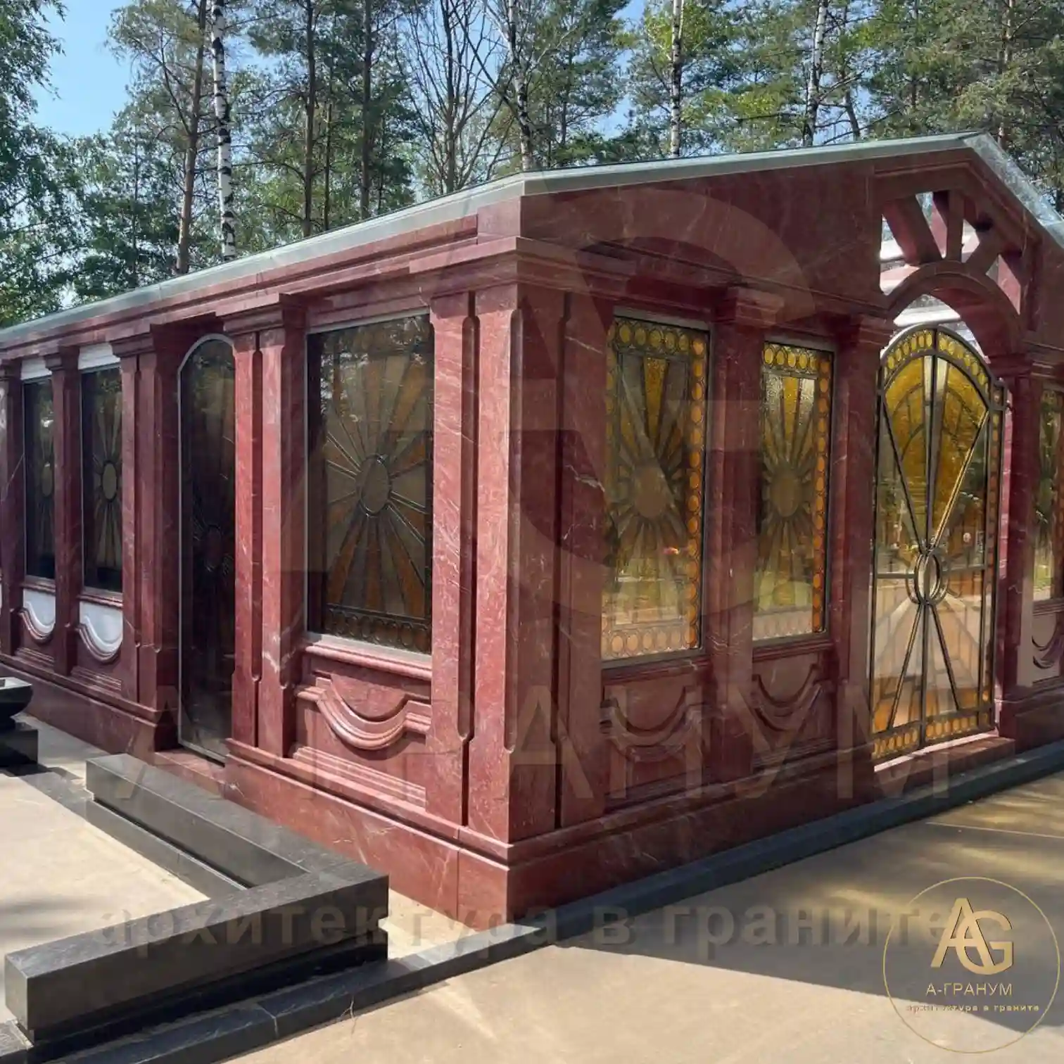 Семейно-родовой склеп из красного кварцита