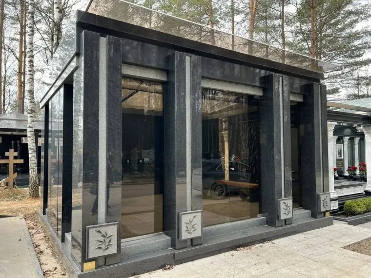 Мемориальный комплекс из чёрного гранита с остеклением