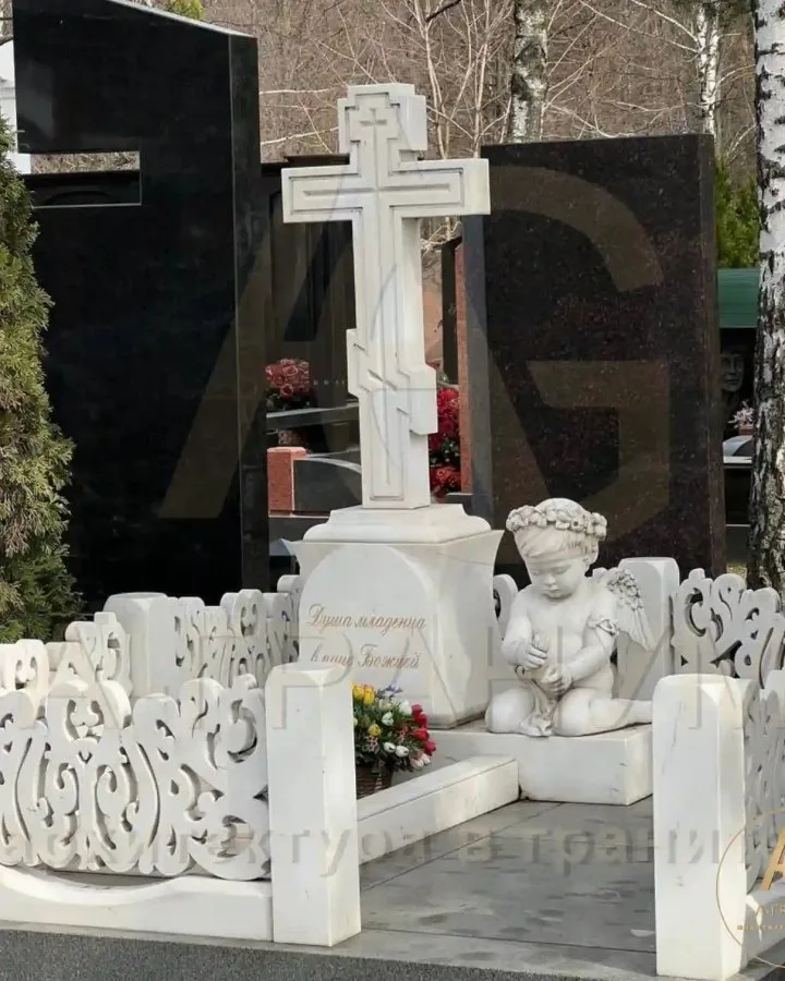 Детский памятник из белого мрамора с резьбой