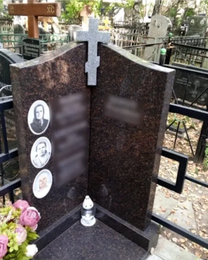 Угловой памятник из дымовского гранита